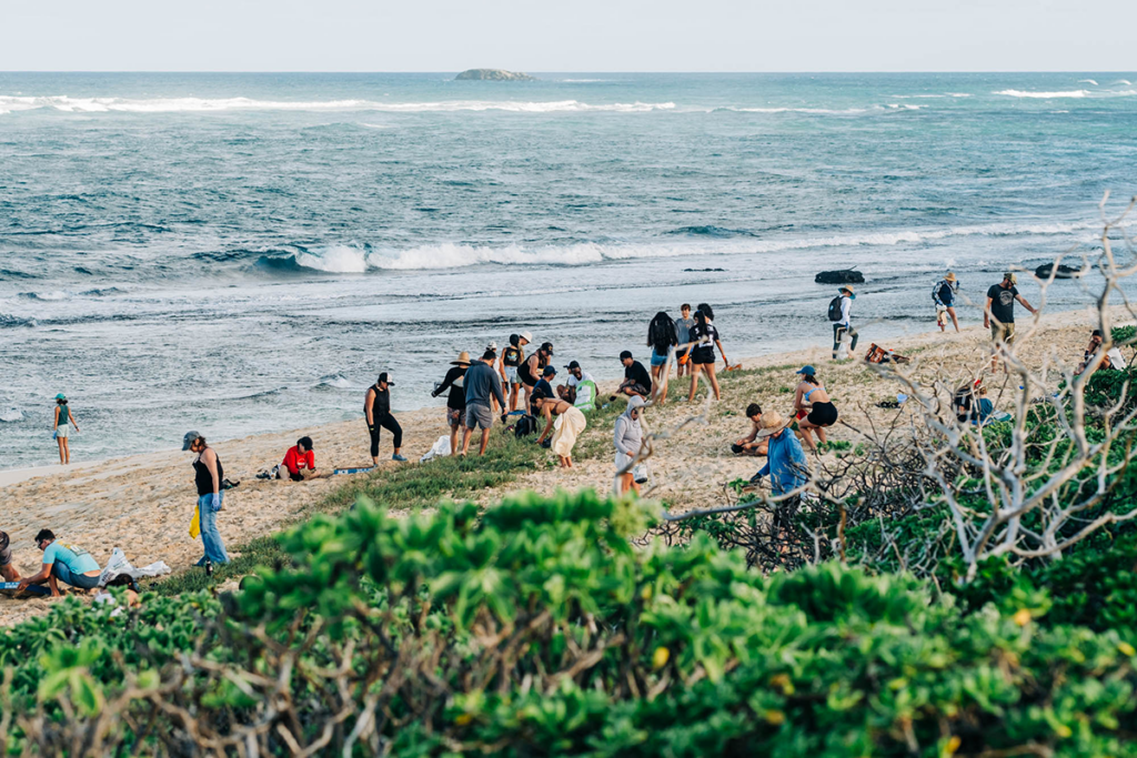 Sustainable Coastlines Hawaii Kahuku Beach Cleanup Photo Credit Mariah Standal Mariahleaphoto